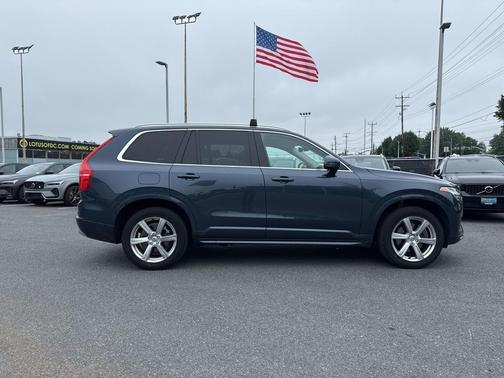2022 Volvo XC90 T5 Momentum 7 Passenger