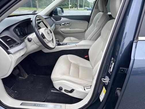 2022 Volvo XC90 T5 Momentum 7 Passenger