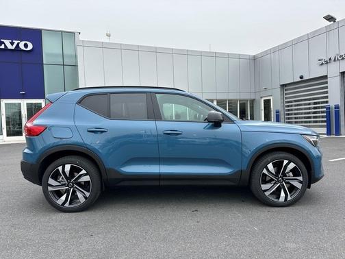 2025 Volvo XC40 B5 Ultra Dark Theme