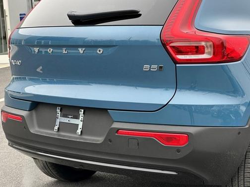 2025 Volvo XC40 B5 Ultra Dark Theme
