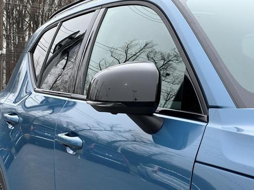 2025 Volvo XC40 B5 Ultra Dark Theme