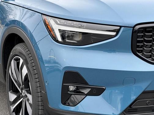 2025 Volvo XC40 B5 Ultra Dark Theme