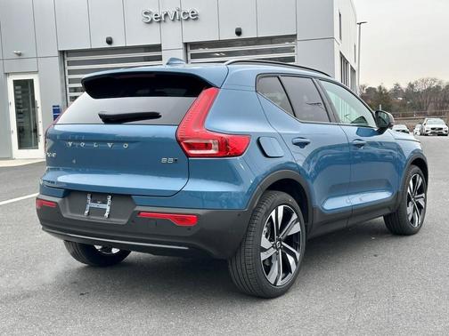 2025 Volvo XC40 B5 Ultra Dark Theme