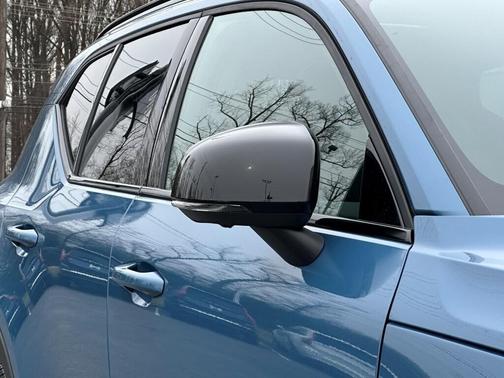 2025 Volvo XC40 B5 Ultra Dark Theme