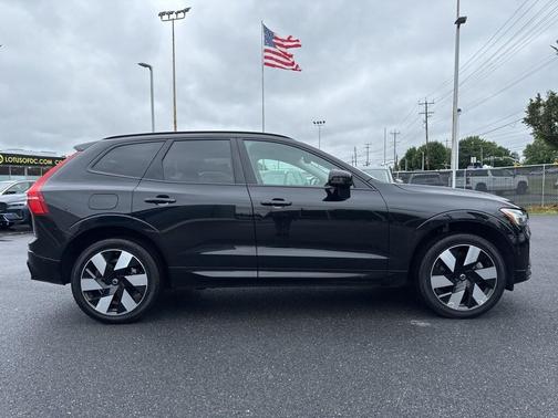 2023 Volvo XC60 Recharge Plug-In Hybrid T8 Ultimate Dark Theme