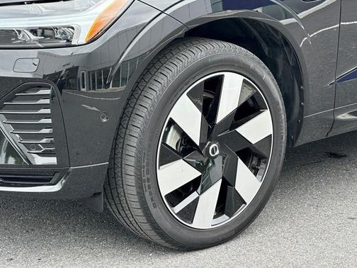 2023 Volvo XC60 Recharge Plug-In Hybrid T8 Ultimate Dark Theme