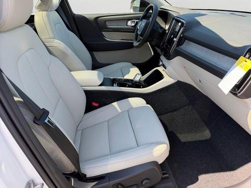 Crystal White 2026 Volvo XC40 B5 Ultra