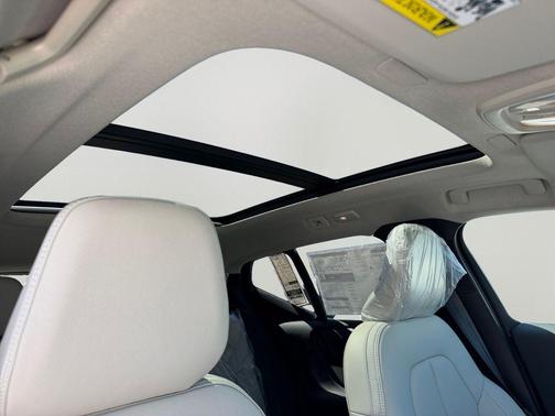 Crystal White 2026 Volvo XC40 B5 Ultra