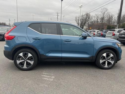 2025 Volvo XC40 B5 Plus Bright Theme