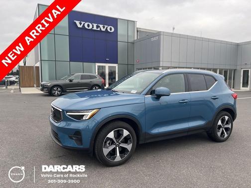 2025 Volvo XC40 B5 Plus Bright Theme