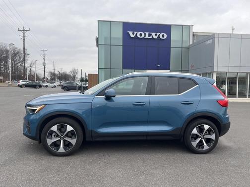 2025 Volvo XC40 B5 Plus Bright Theme