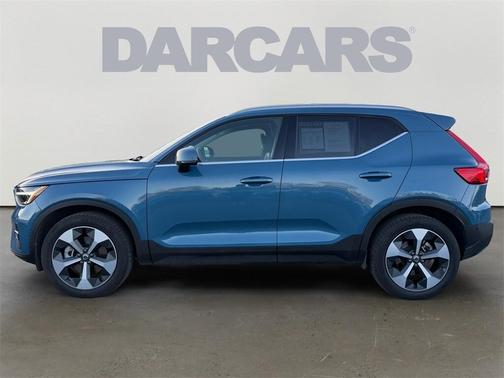 2025 Volvo XC40 B5 Plus Bright Theme