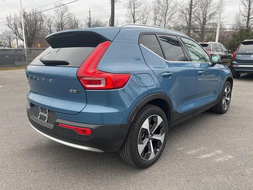 2025 Volvo XC40 B5 Plus Bright Theme