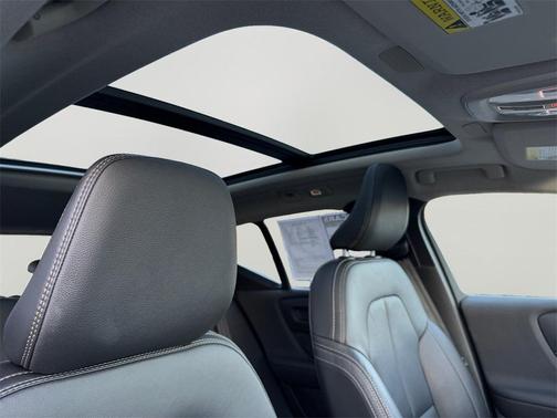 2025 Volvo XC40 B5 Plus Bright Theme