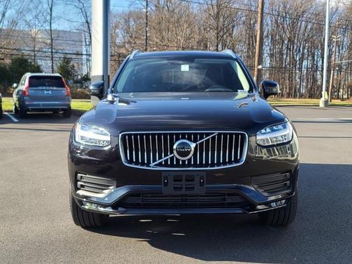 Photo 2 of 32 of 2021 Volvo XC90 T5 Momentum 7 Passenger