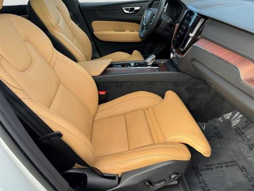 2023 Volvo XC60 B5 Ultimate Bright Theme