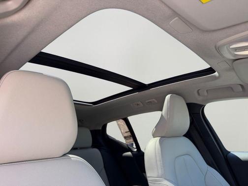 Cloud 9 White 2024 Volvo XC40 B5 Plus Dark Theme