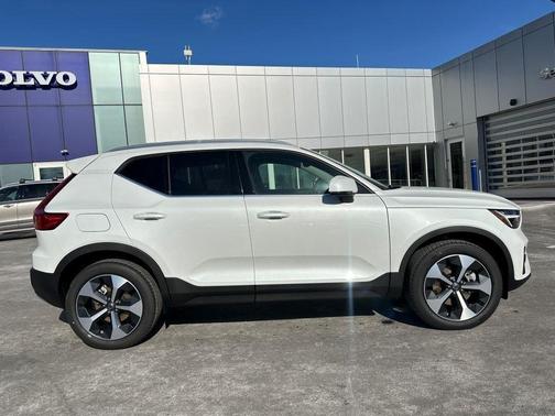 2025 Volvo XC40 B5 Core Bright Theme