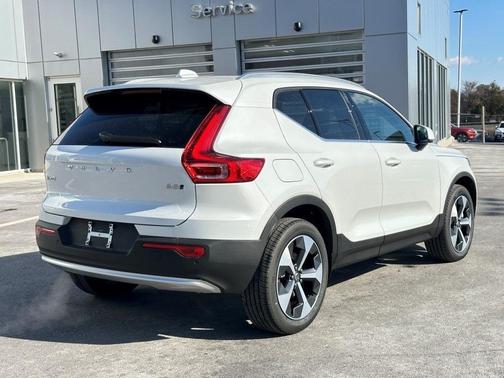 2025 Volvo XC40 B5 Core Bright Theme