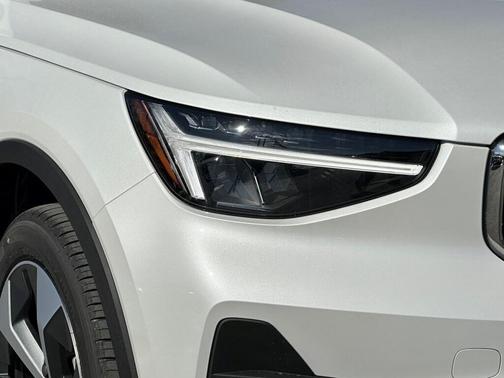 2025 Volvo XC40 B5 Core Bright Theme