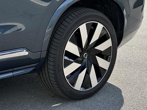 2023 Volvo XC90 Recharge Plug-In Hybrid T8 Ultimate Bright Theme 7-Seater