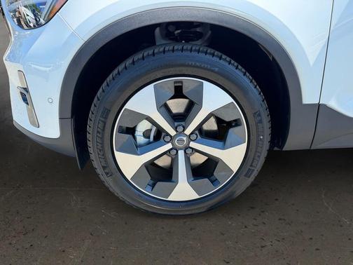 Crystal White 2026 Volvo XC40 B5 Plus