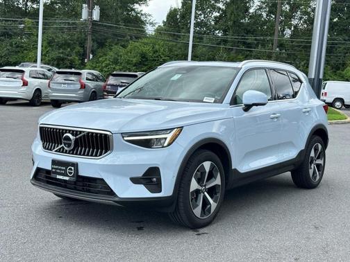 2025 Volvo XC40 B5 Plus Bright Theme