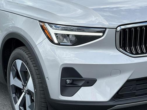 2025 Volvo XC40 B5 Plus Bright Theme