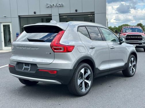 2025 Volvo XC40 B5 Plus Bright Theme