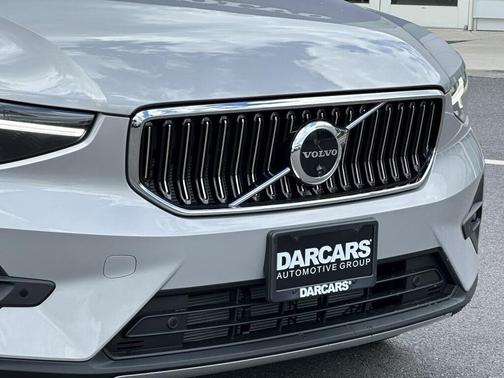 2025 Volvo XC40 B5 Plus Bright Theme