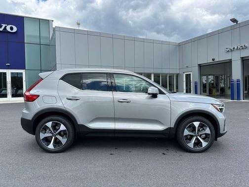 2025 Volvo XC40 B5 Plus Bright Theme