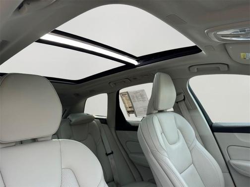 2023 Volvo XC60 Recharge Plug-In Hybrid T8 Ultimate Bright Theme