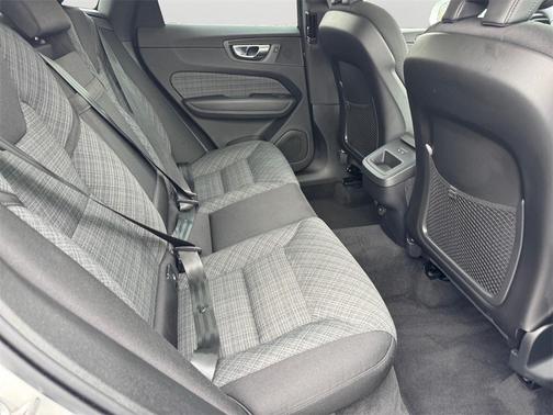 2022 Volvo XC60 B5 Momentum