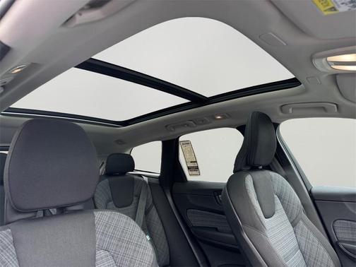 2022 Volvo XC60 B5 Momentum
