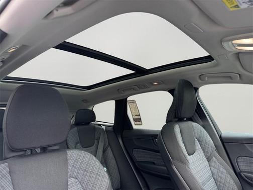 2022 Volvo XC60 B5 Momentum