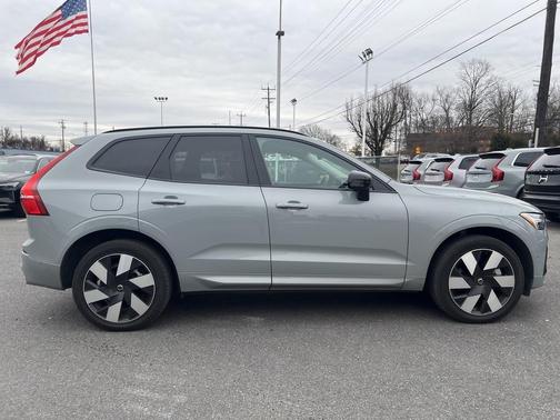 2025 Volvo XC60 Plug-In Hybrid T8 Plus