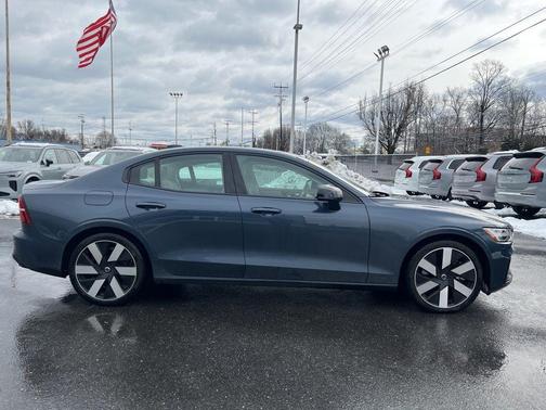 2024 Volvo S60 Recharge Plug-In Hybrid T8 Plus Dark Theme