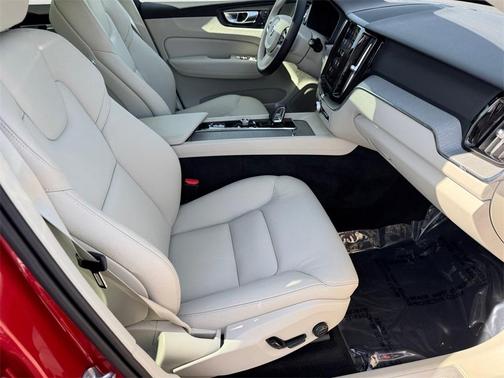2024 Volvo XC60 Recharge Plug-In Hybrid T8 Plus Dark Theme