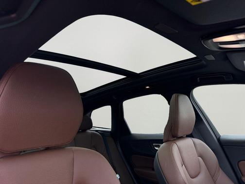 Onyx Black Metallic 2023 Volvo XC60 B5 Plus Bright Theme