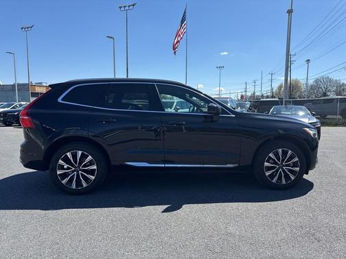 Onyx Black Metallic 2023 Volvo XC60 B5 Plus Bright Theme