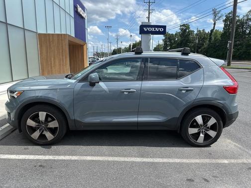 2021 Volvo XC40 T5 Momentum