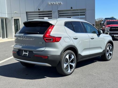 2025 Volvo XC40 B5 Core Bright Theme