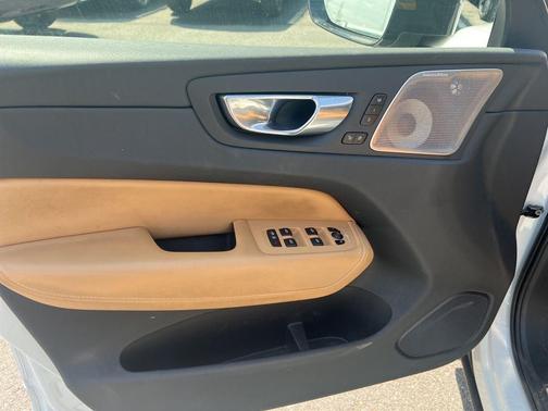 Crystal White 2023 Volvo XC60 B5 Ultimate Dark Theme