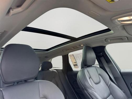 2023 Volvo XC60 B6 Ultimate Dark Theme