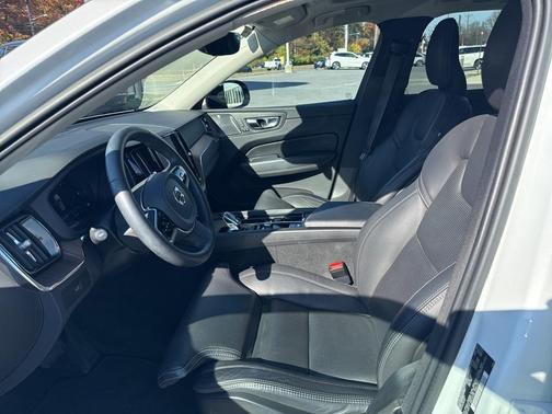 2023 Volvo XC60 B6 Ultimate Dark Theme