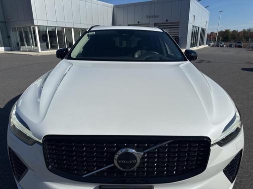 2023 Volvo XC60 B6 Ultimate Dark Theme