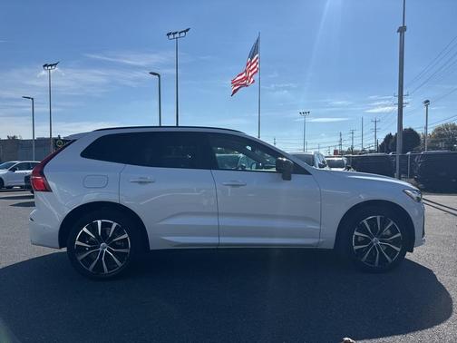 2023 Volvo XC60 B6 Ultimate Dark Theme