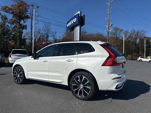 2023 Volvo XC60 B6 Ultimate Dark Theme