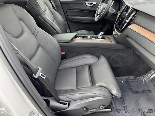 2023 Volvo XC60 B6 Ultimate Dark Theme