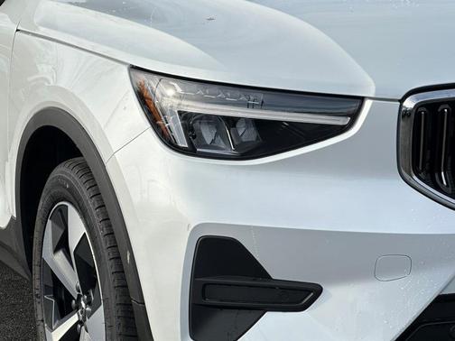 2025 Volvo XC40 B5 Core Bright Theme